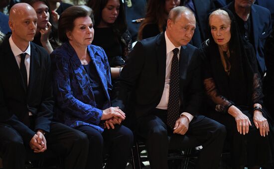 Президент РФ В. Путин посетил церемонию прощания с Иосифом Кобзоном