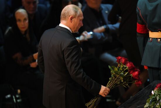 Президент РФ В. Путин посетил церемонию прощания с Иосифом Кобзоном