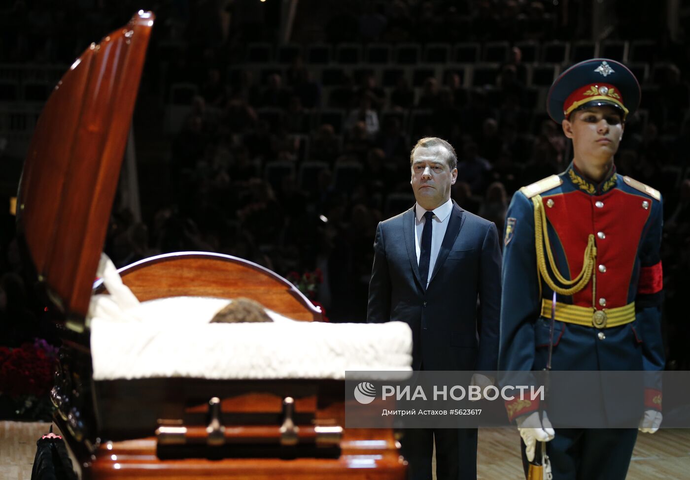 Премьер-министр РФ Д. Медведев посетил церемонию прощания с Иосифом Кобзоном