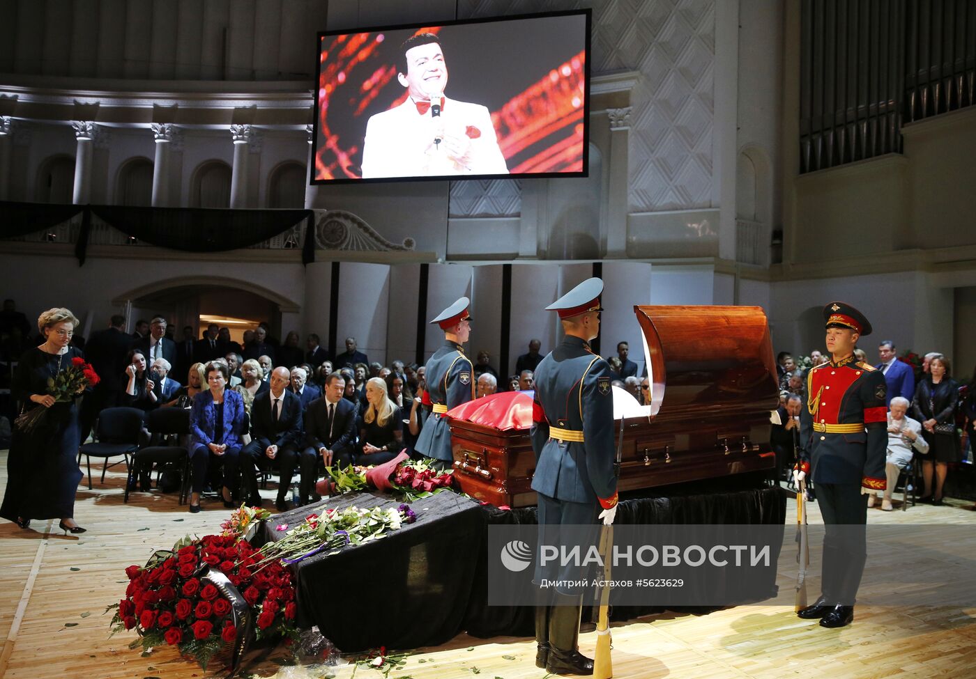 Премьер-министр РФ Д. Медведев посетил церемонию прощания с Иосифом Кобзоном