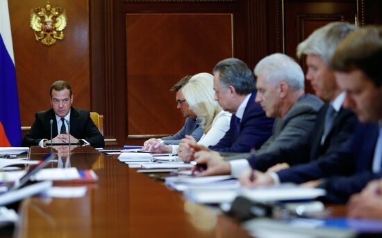  Премьер-министр РФ Д. Медведев провел заседание президиума Совета при президенте РФ по стратегическому развитию и национальным проектам 