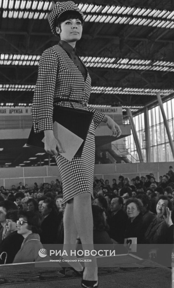 Демонстрация моделей одежды сезона осень-зима 1964 года