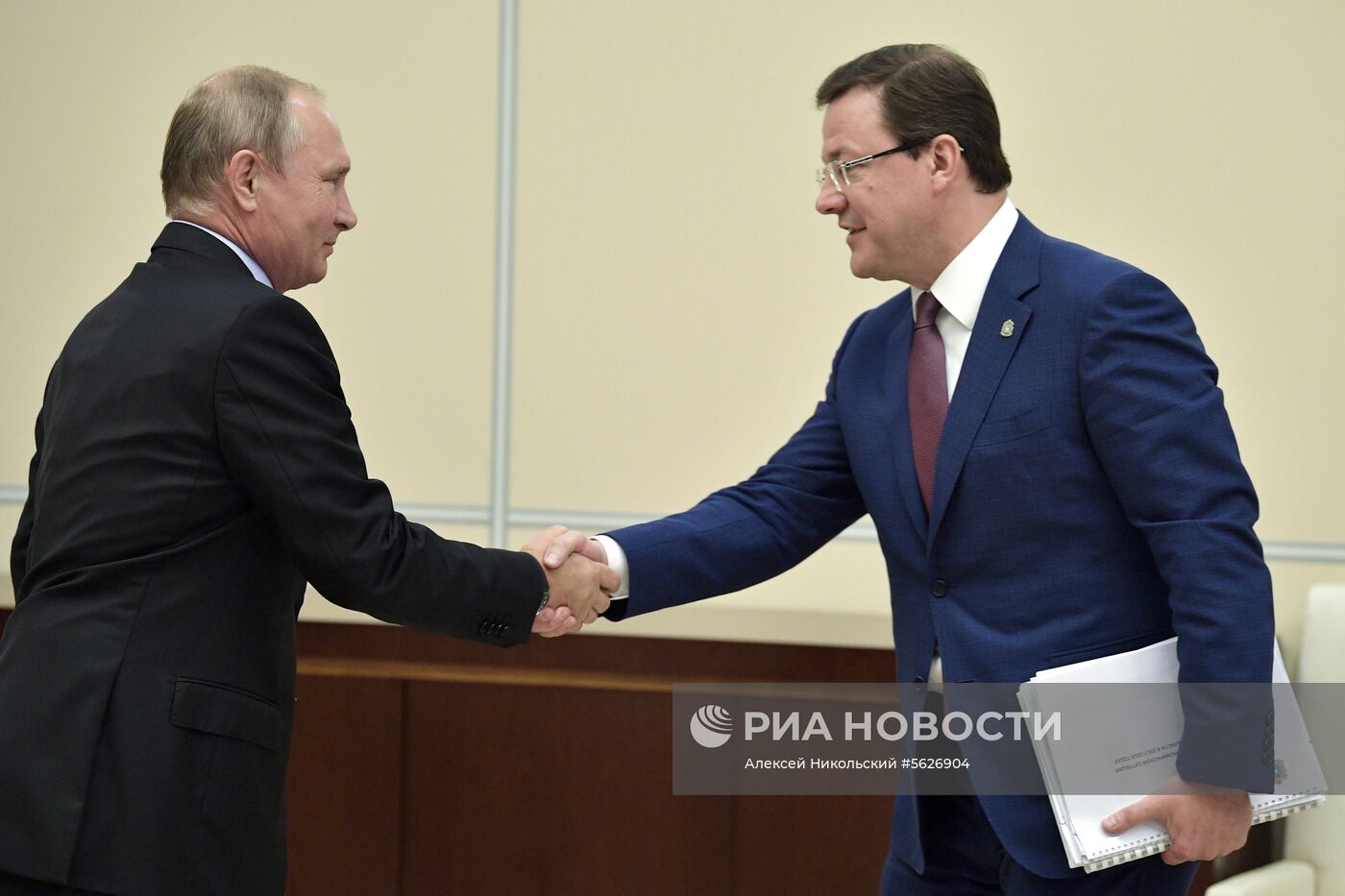 Президент РФ В. Путин провел встречу с врио губернатора Самарской области Д. Азаровым
