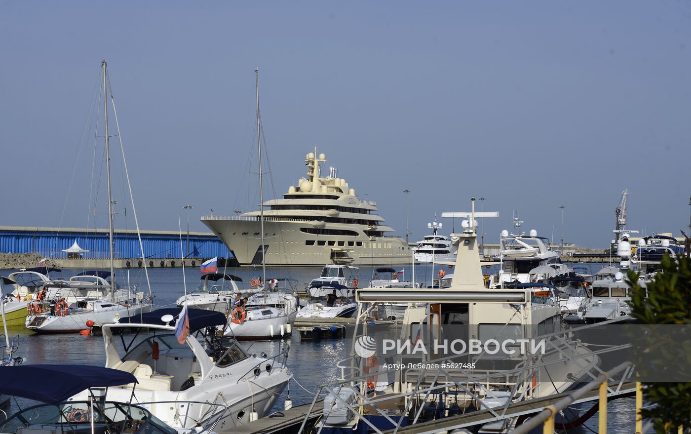 Яхта Dilbar пришвартовалась в Сочи