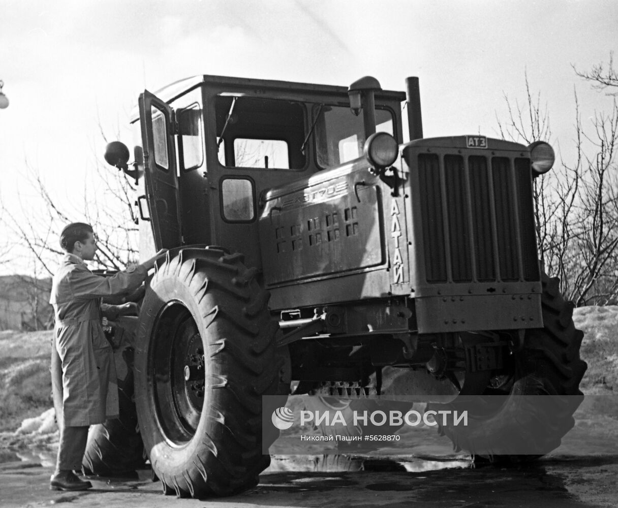 Колесный трактор ДТ-70 | РИА Новости Медиабанк