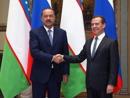  Премьер-министр РФ Д. Медведев встретился с премьер-министром Узбекистана А. Ариповым 