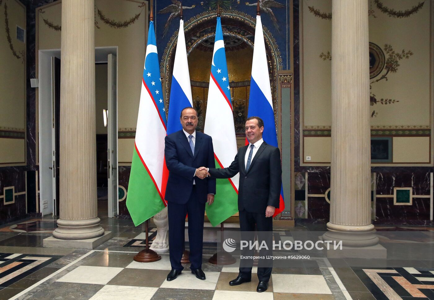  Премьер-министр РФ Д. Медведев встретился с премьер-министром Узбекистана А. Ариповым 