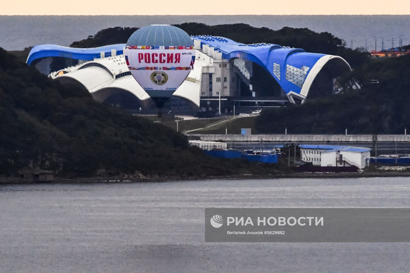 Тепловой аэростат "Россия" совершил перелет через пролив Босфор Восточный