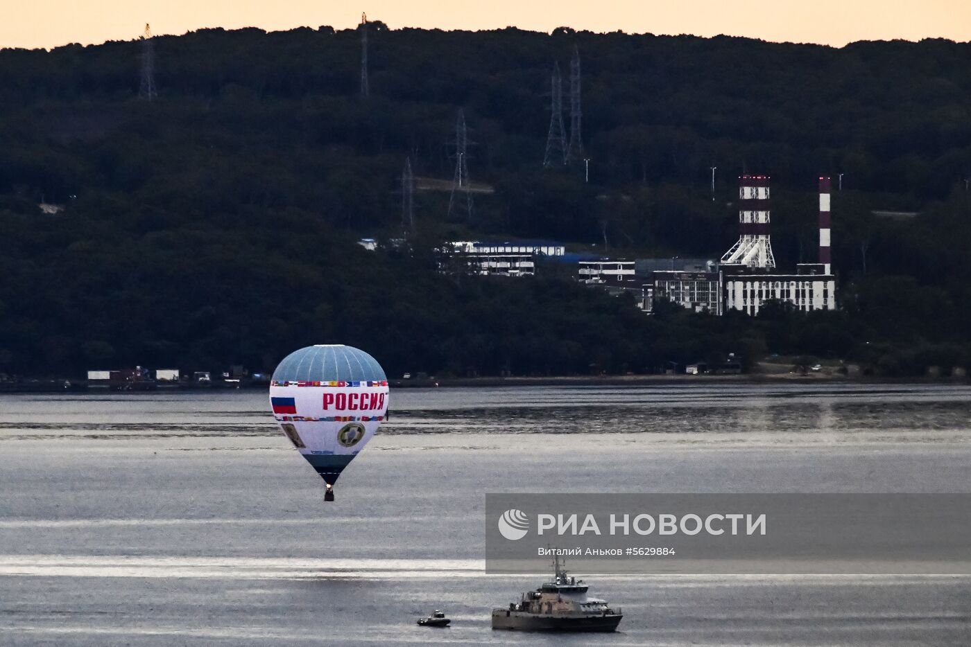 Тепловой аэростат "Россия" совершил перелет через пролив Босфор Восточный