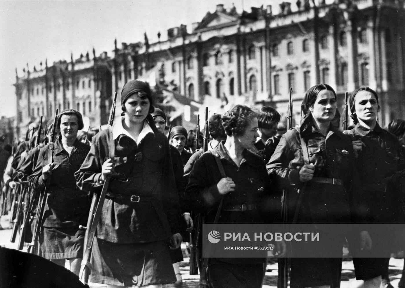 Комсомолки на первомайском параде в Ленинграде