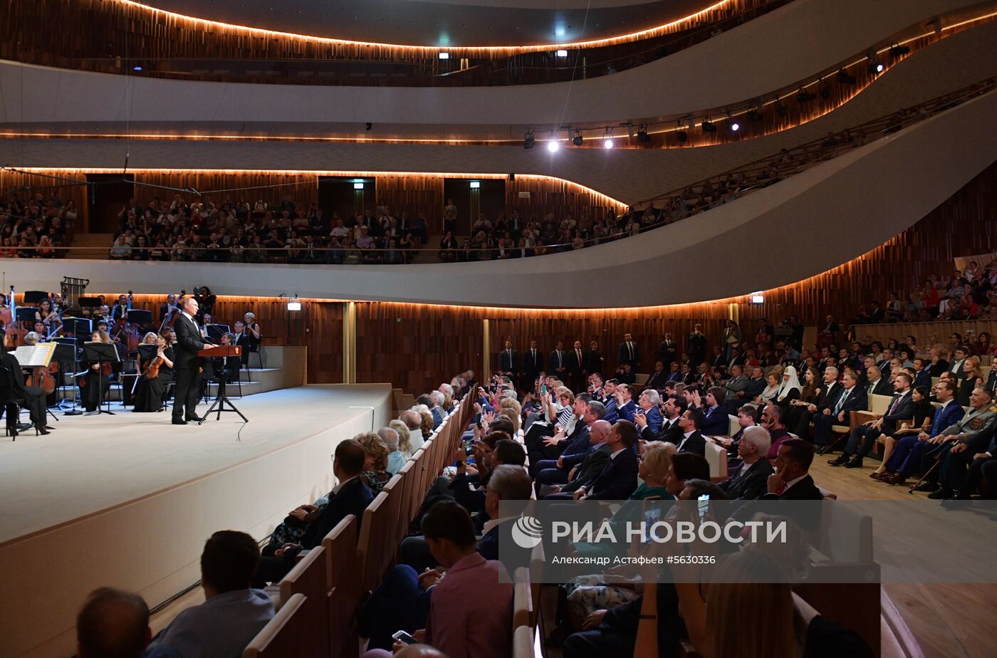 Президент РФ В. Путин и премьер-министр РФ Д. Медведев приняли участие в открытии концертного зала "Зарядье"