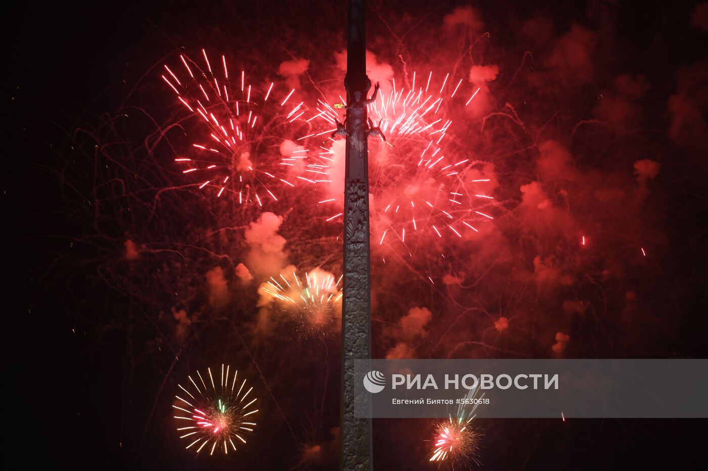 Праздничный салют в честь Дня города