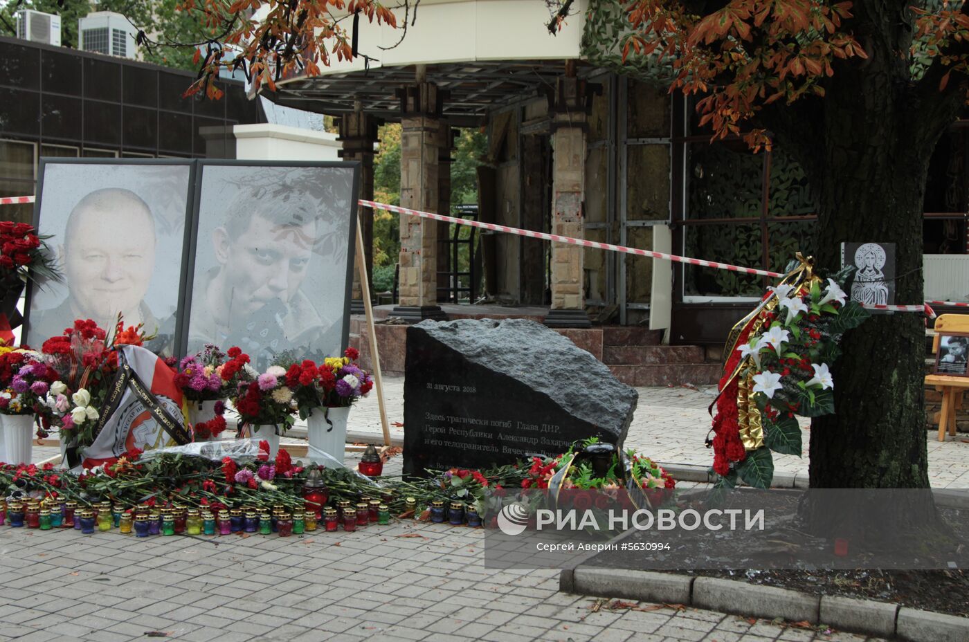 Мемориальный камень на месте гибели А. Захарченко в Донецке