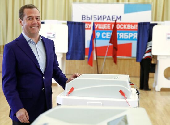 Премьер-министр РФ Д. Медведев принял участие в выборах мэра Москвы