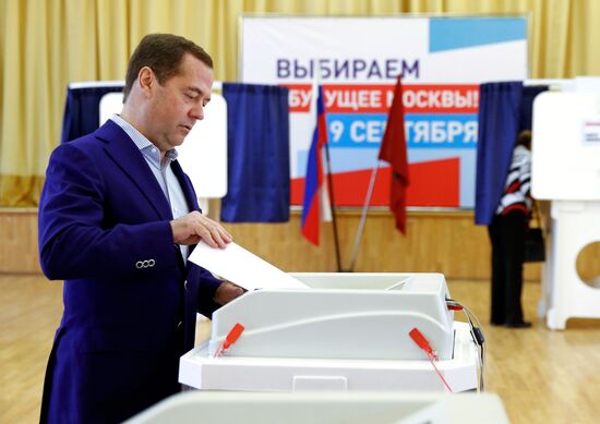Премьер-министр РФ Д. Медведев принял участие в выборах мэра Москвы
