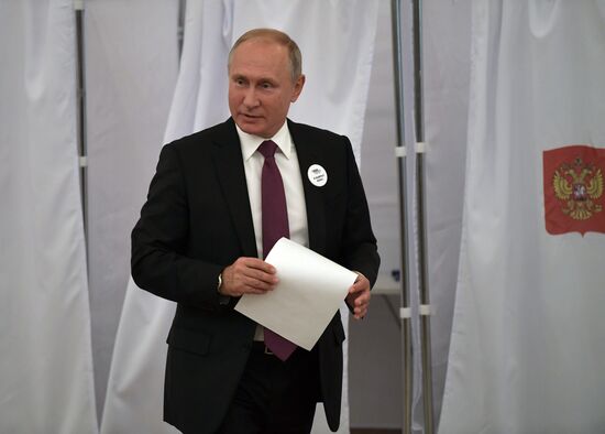 Президент РФ В. Путин принял участие в голосовании на выборах мэра Москвы