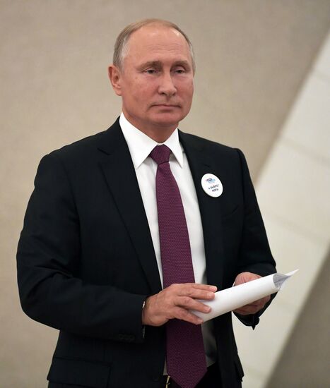 Президент РФ В. Путин принял участие в голосовании на выборах мэра Москвы