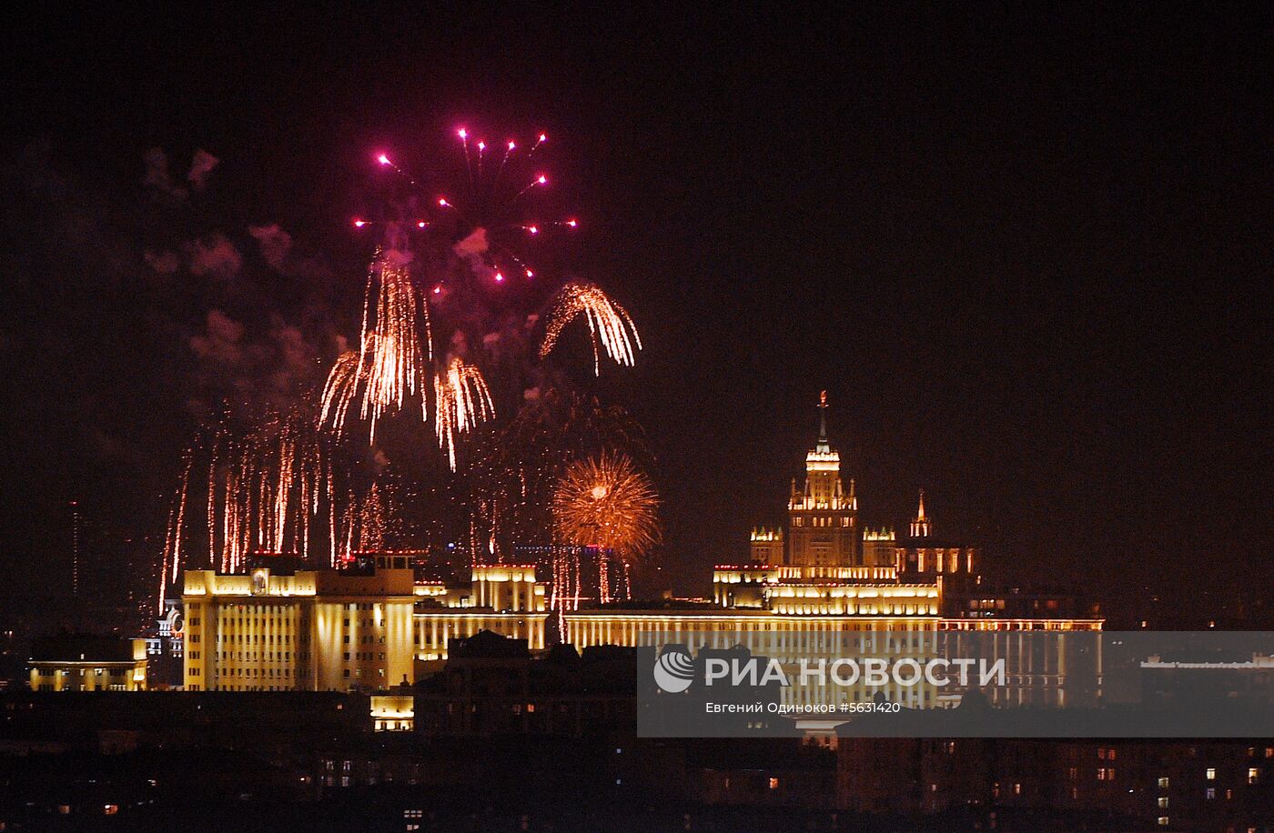 Праздничный салют в честь Дня города
