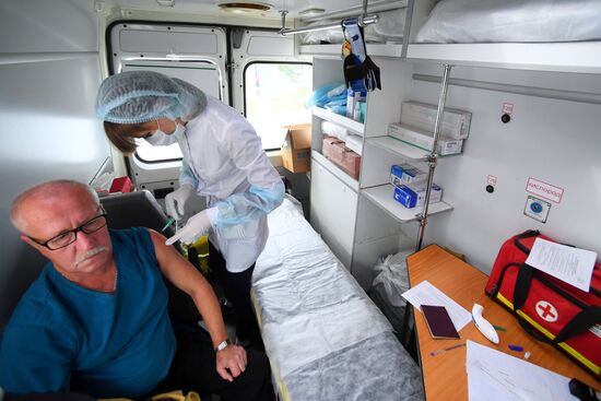 Работа мобильных пунктов вакцинации в Казани