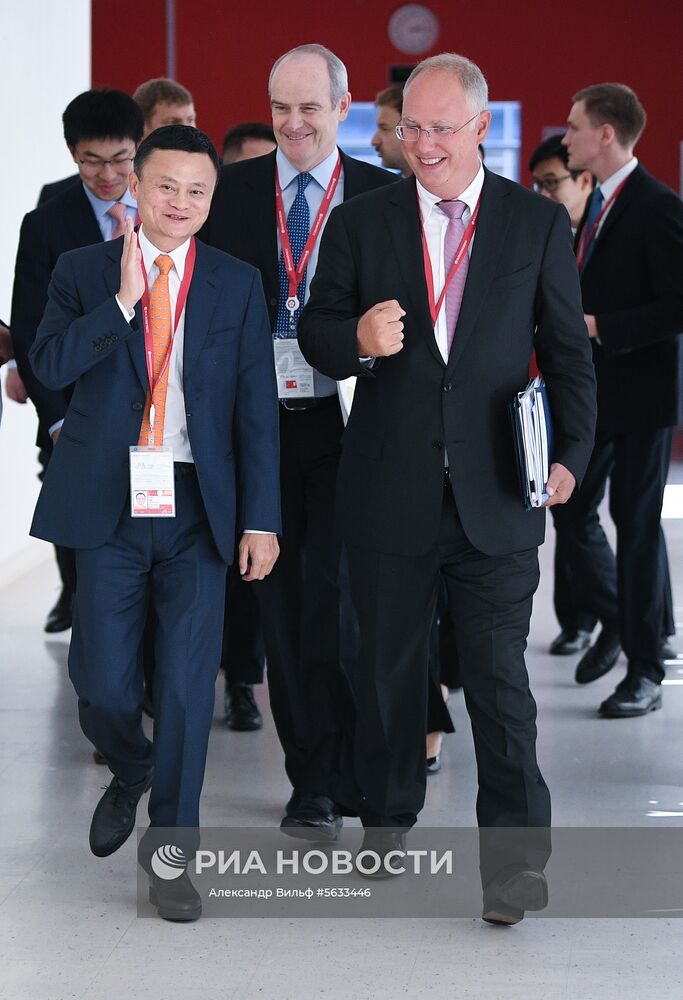 Основатель Alibaba Джек Ма (слева) и генеральный директор Российского фонда прямых инвестиций (РФПИ) Кирилл Дмитриев (справа) на IV Восточном экономическом форуме во Владивостоке.
Место: Россия, Приморский край, Владивосток. Автор: Александр Вильф/РИА Новости. IV Восточный экономический форум. День первый