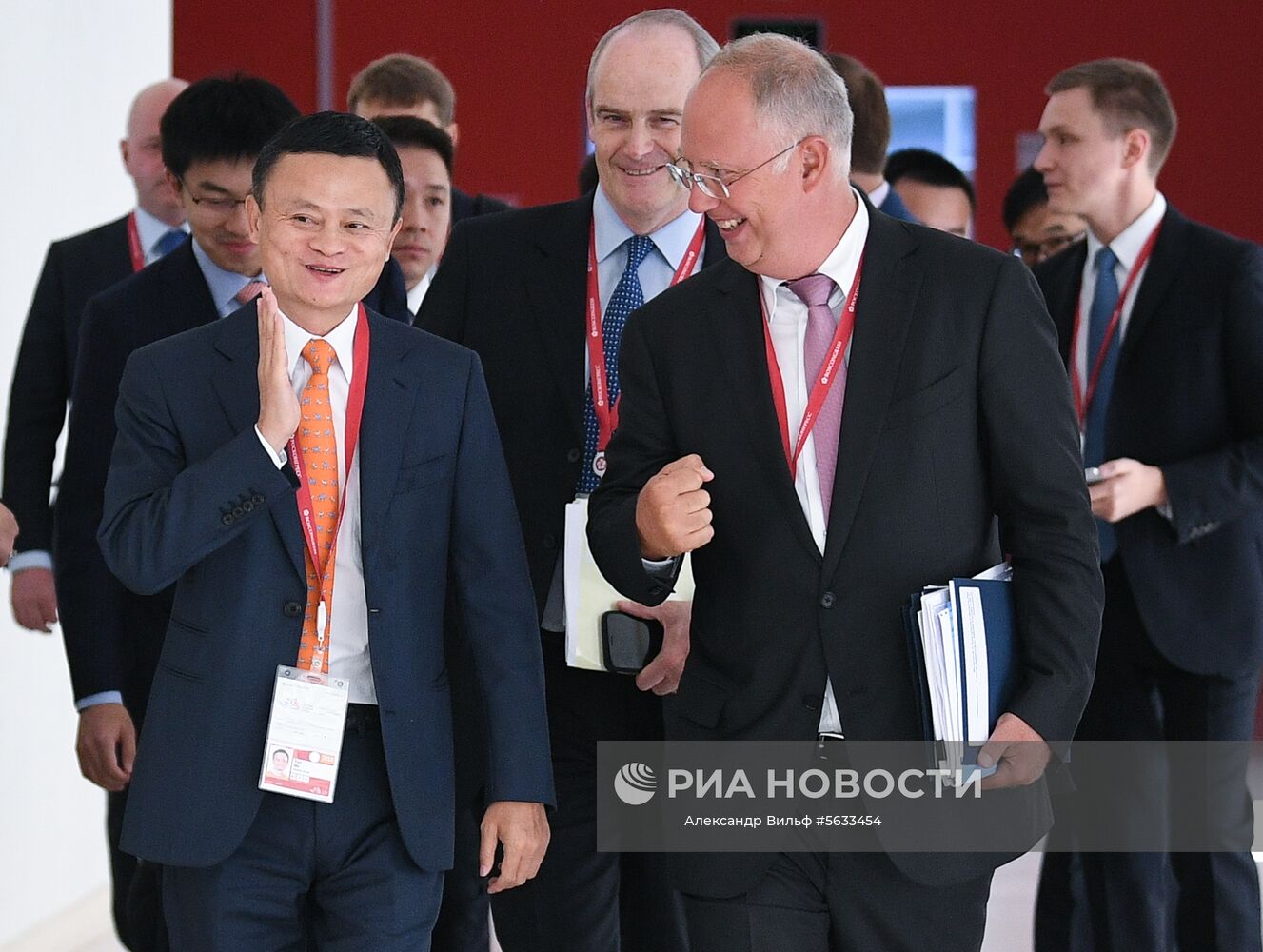 Основатель Alibaba Джек Ма (слева) и генеральный директор Российского фонда прямых инвестиций (РФПИ) Кирилл Дмитриев на IV Восточном экономическом форуме во Владивостоке. Место: Россия, Приморский край, Владивосток. Автор: Александр Вильф/РИА Новости. IV Восточный экономический форум. День первый