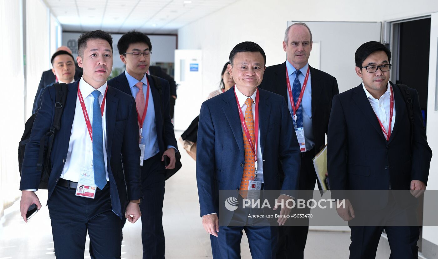 Основатель Alibaba Джек Ма (в центре) на IV Восточном экономическом форуме во Владивостоке.
Место: Россия, Приморский край, Владивосток. Автор: Александр Вильф/РИА Новости. IV Восточный экономический форум. День первый