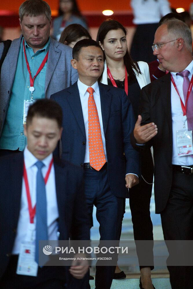 Основатель Alibaba Джек Ма (в центре) и и генеральный директор Российского фонда прямых инвестиций (РФПИ) Кирилл Дмитриев (справа) во время подписания соглашения в рамках IV Восточного экономического форума во Владивостоке. Место: Россия, Приморский край, Владивосток. Автор: Владимир Астапкович/РИА Новости. IV Восточный экономический форум. День первый
