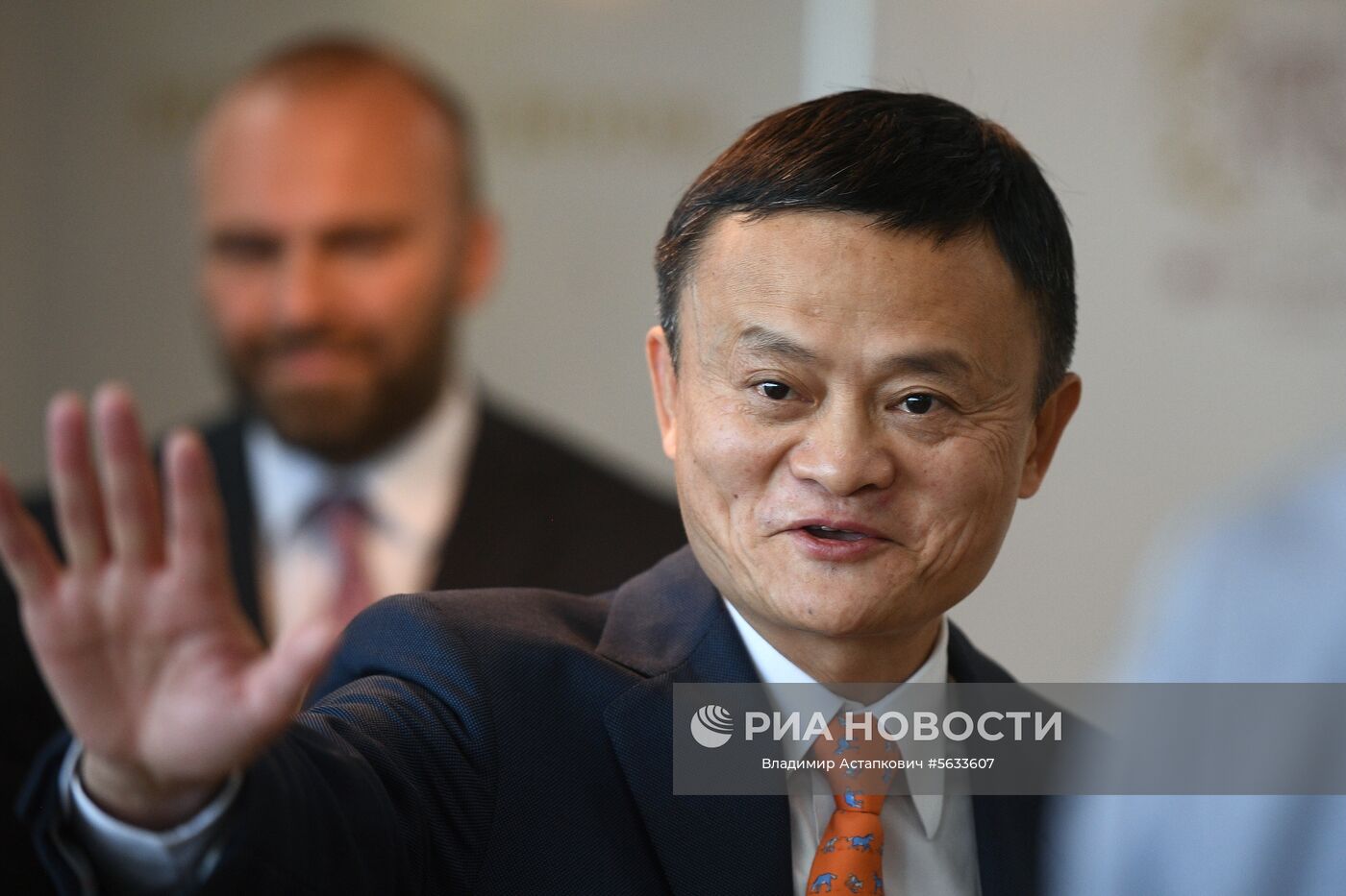 Основатель Alibaba Джек Ма во время подписания соглашения с генеральным директором Российского фонда прямых инвестиций (РФПИ) Кириллом Дмитриевым в рамках IV Восточного экономического форума во Владивостоке. Место: Россия, Приморский край, Владивосток. Автор: Владимир Астапкович/РИА Новости. IV Восточный экономический форум. День первый