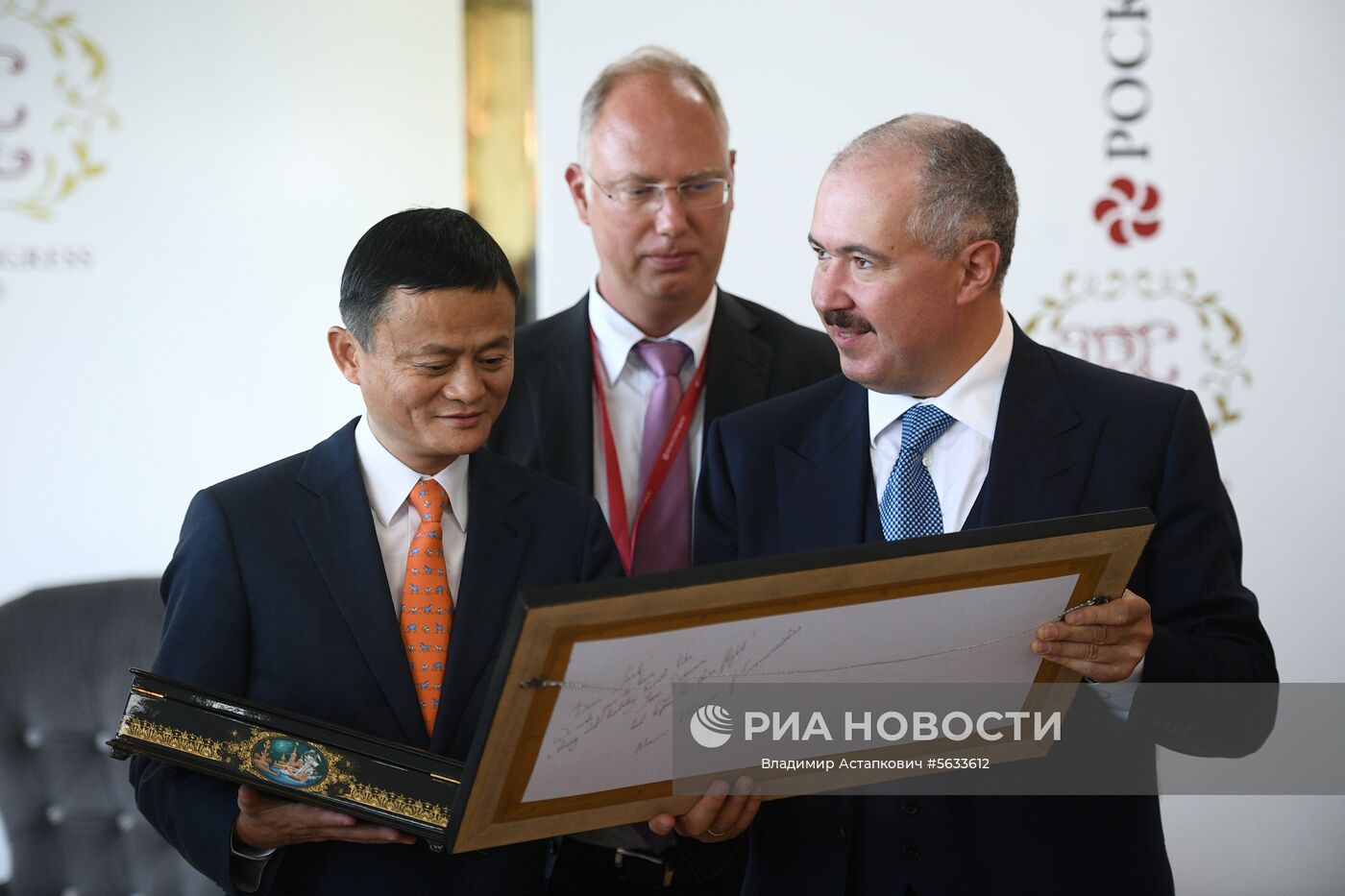 Основатель Alibaba Джек Ма (слева) и и генеральный директор Российского фонда прямых инвестиций (РФПИ) Кирилл Дмитриев (в центре) во время подписания соглашения в рамках IV Восточного экономического форума во Владивостоке. Место: Россия, Приморский край, Владивосток. Автор: Владимир Астапкович/РИА Новости. IV Восточный экономический форум. День первый