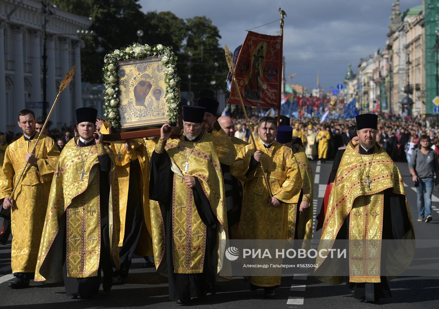 Крестный ход в честь дня перенесения мощей Александра Невского