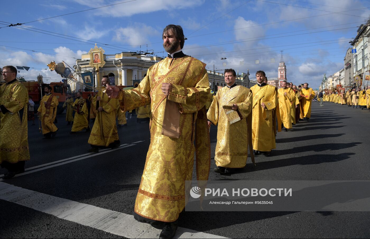 Крестный ход в честь дня перенесения мощей Александра Невского