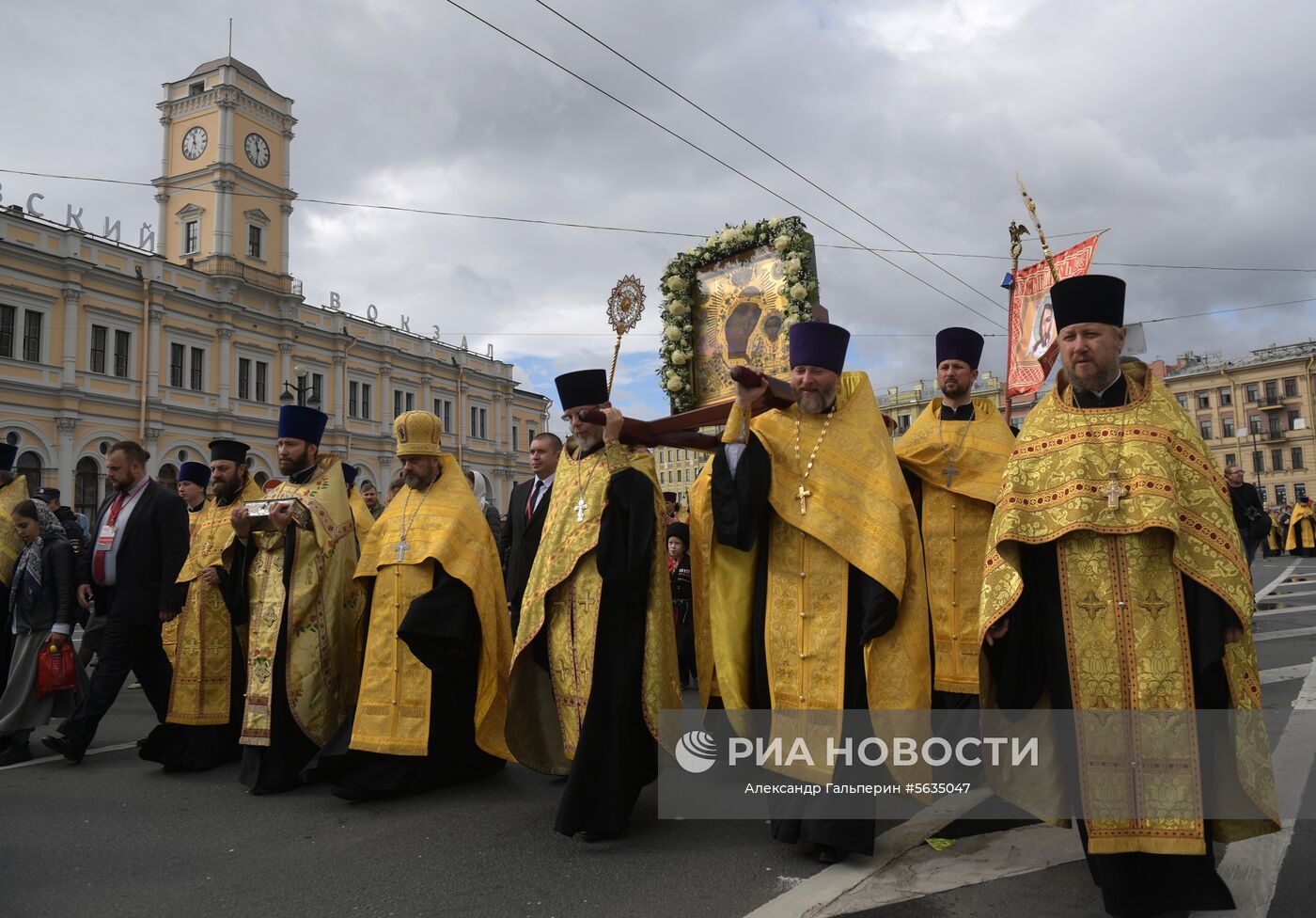 Крестный ход в честь дня перенесения мощей Александра Невского 