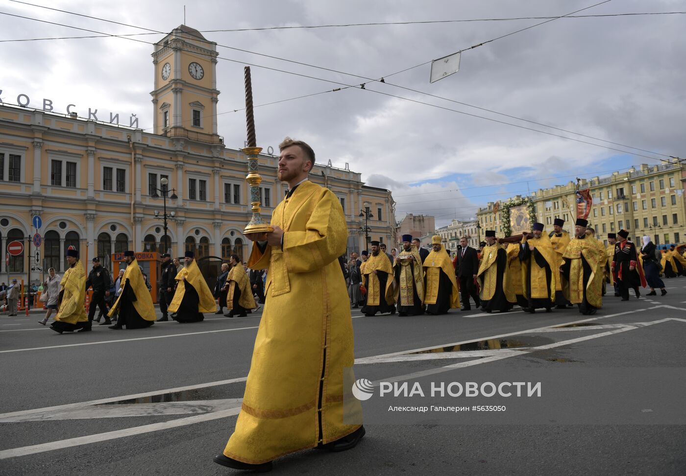 Крестный ход в честь дня перенесения мощей Александра Невского
