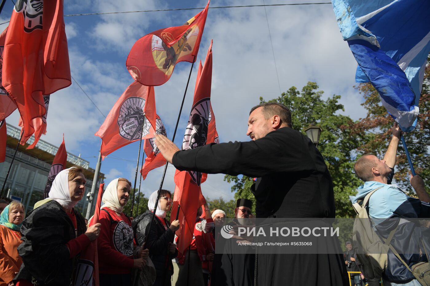 Крестный ход в честь дня перенесения мощей Александра Невского