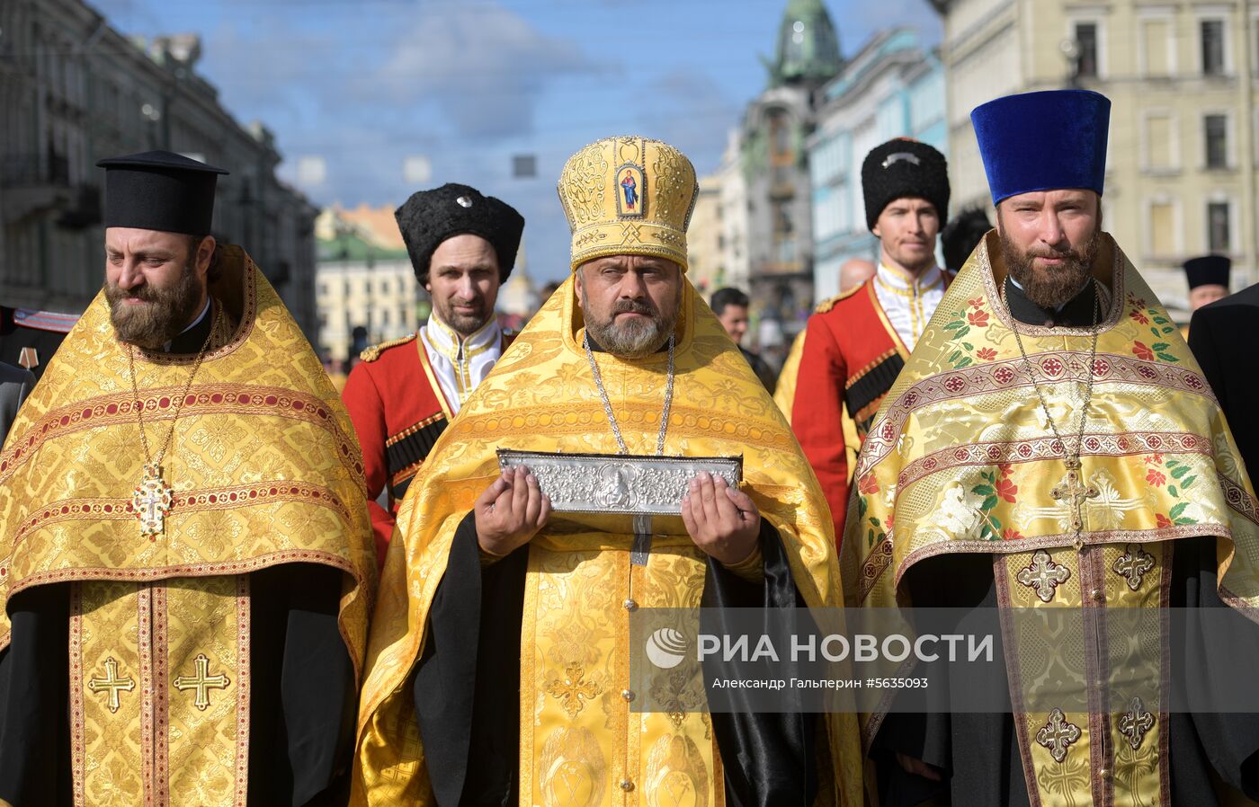 Крестный ход в честь дня перенесения мощей Александра Невского