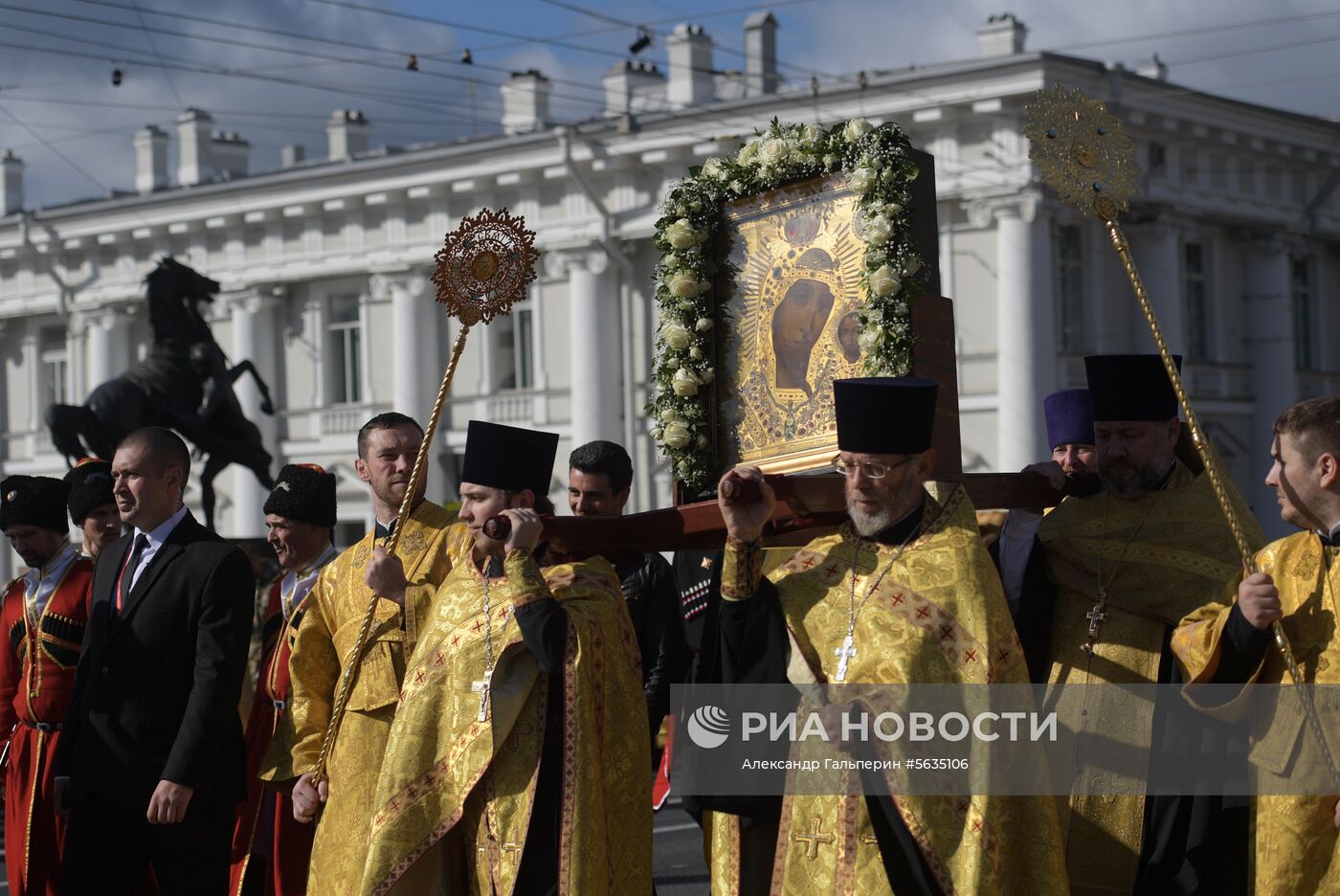 Крестный ход в честь дня перенесения мощей Александра Невского