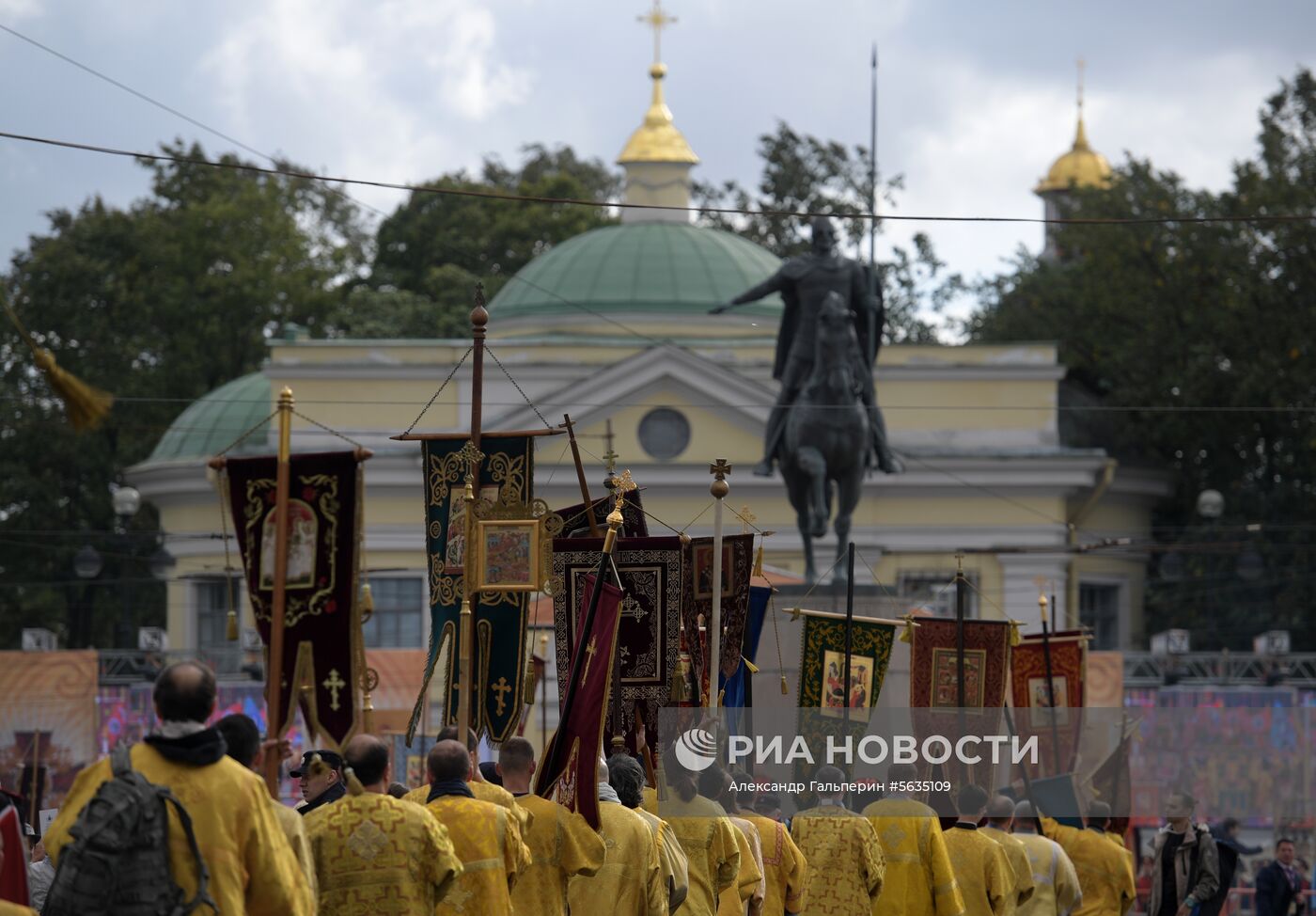 Крестный ход в честь дня перенесения мощей Александра Невского