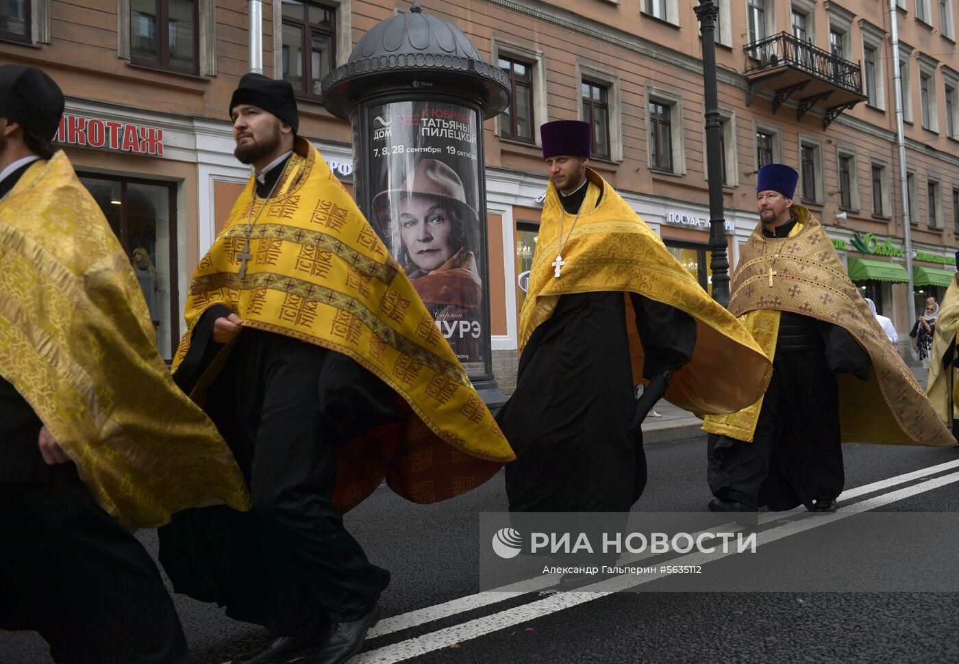 Крестный ход в честь дня перенесения мощей Александра Невского