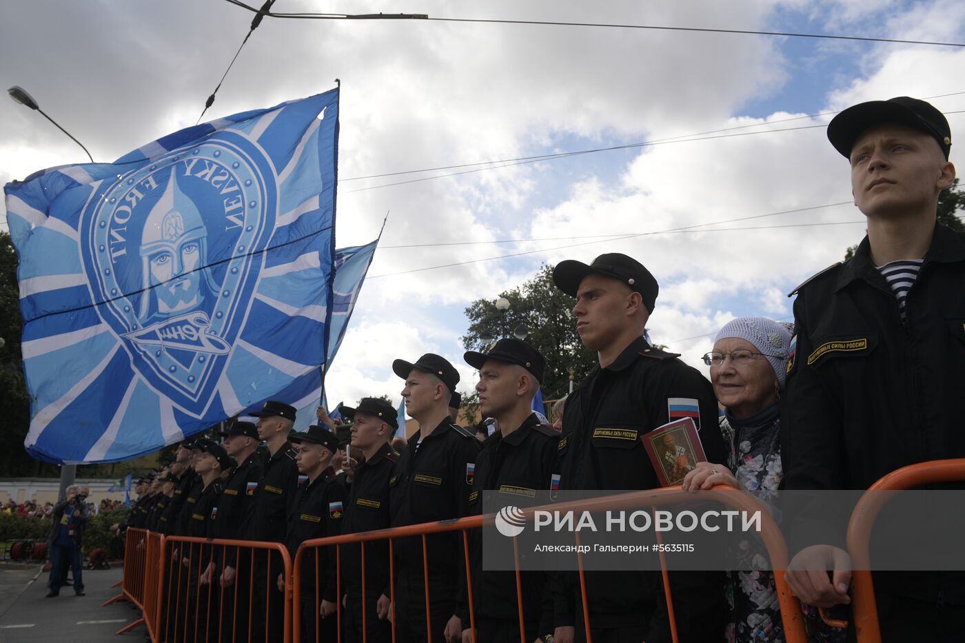 Крестный ход в честь дня перенесения мощей Александра Невского 