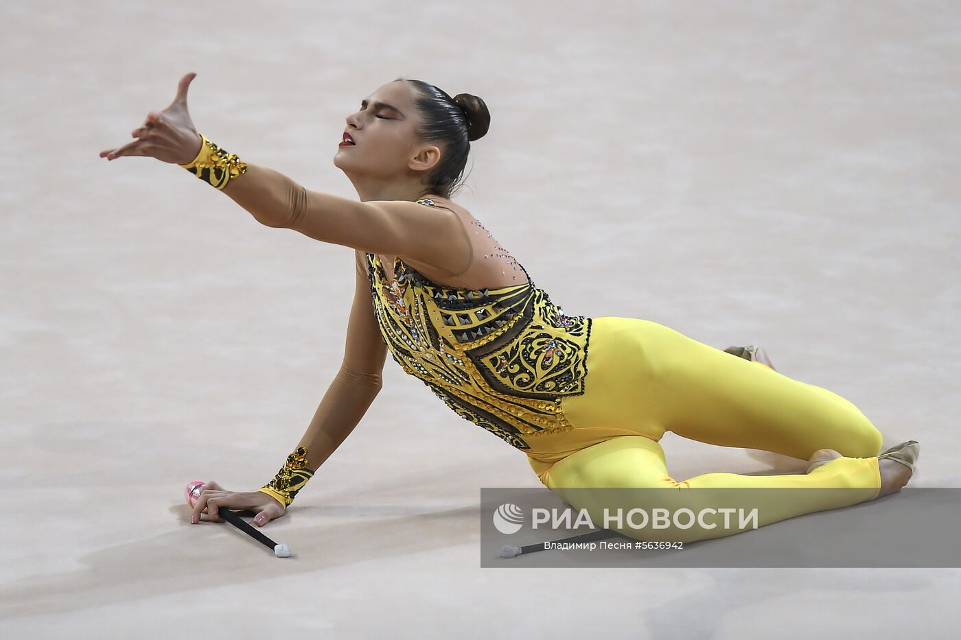 Влада Никольченко (Украина) выполняет упражнения в финальных выступлениях с булавами в индивидуальной программе на чемпионате мира по художественной гимнастике 2018 в Софии. Место: Болгария, София. Автор: Владимир Песня/РИА Новости. Художественная гимнастика. Чемпионат мира. День четвертый