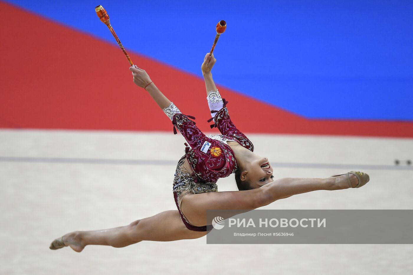 Арина Аверина (Россия) выполняет упражнения в финальных выступлениях с булавами в индивидуальной программе на чемпионате мира по художественной гимнастике 2018 в Софии. Место: Болгария, София. Автор: Владимир Песня/РИА Новости. Художественная гимнастика. Чемпионат мира. День четвертый
