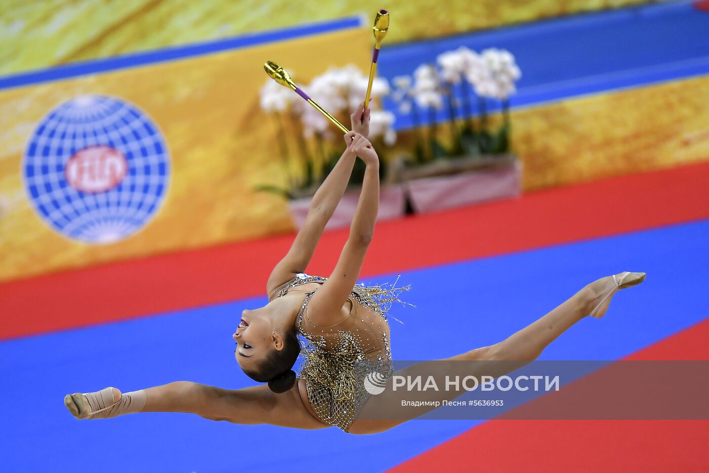 Дина Аверина (Россия) выполняет упражнения в финальных выступлениях с булавами в индивидуальной программе на чемпионате мира по художественной гимнастике 2018 в Софии. Место: Болгария, София. Автор: Владимир Песня/РИА Новости. Художественная гимнастика. Чемпионат мира. День четвертый