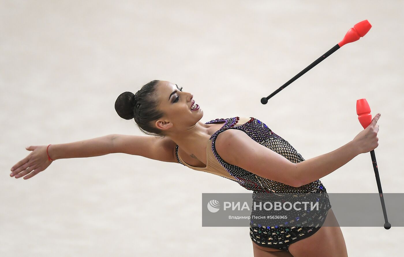 Катрин Тасева (Болгария) выполняет упражнения в финальных выступлениях с булавами в индивидуальной программе на чемпионате мира по художественной гимнастике 2018 в Софии. Место: Болгария, София. Автор: Владимир Песня/РИА Новости. Художественная гимнастика. Чемпионат мира. День четвертый