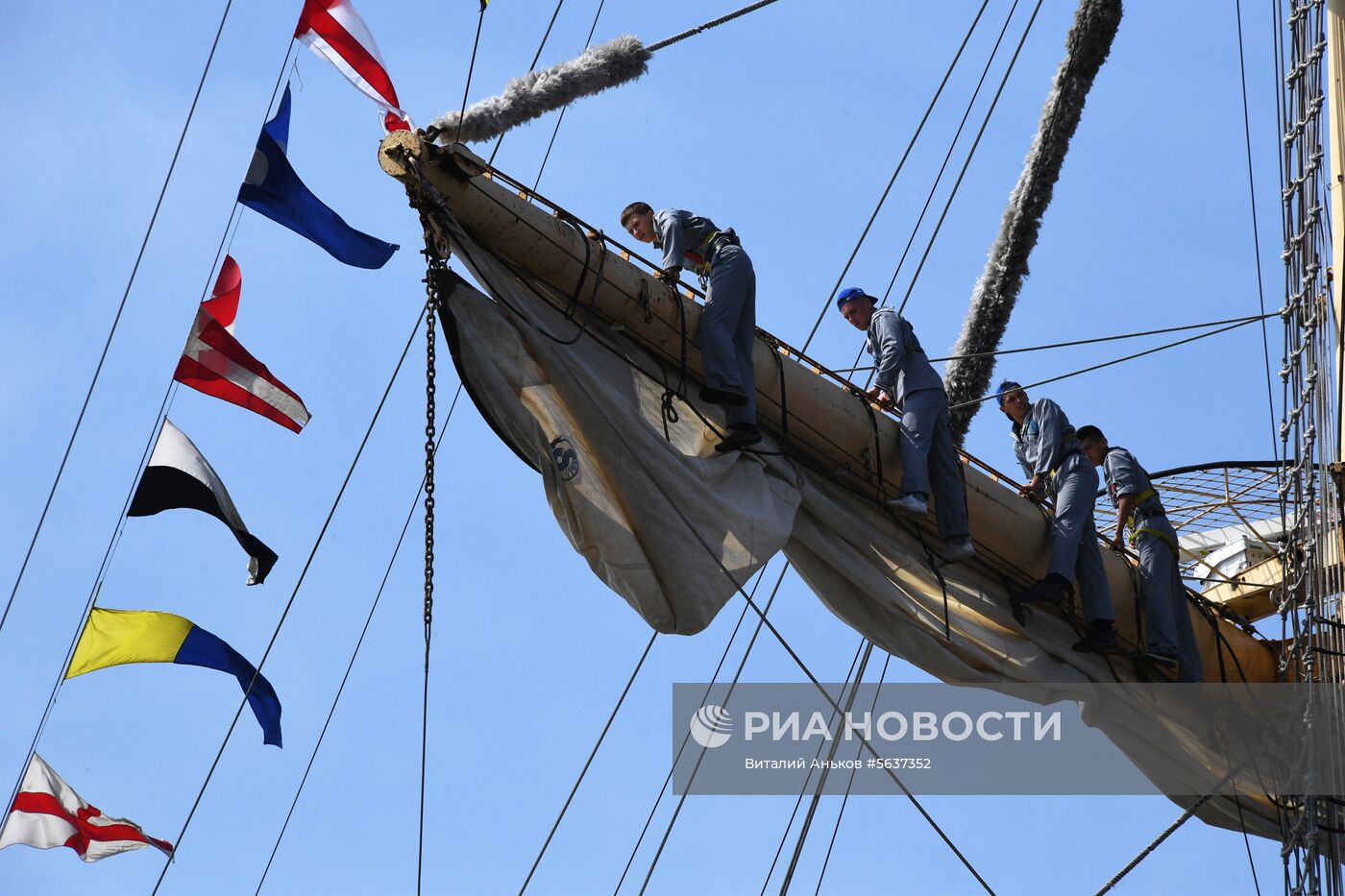 Парусники-участники  регаты в рамках ВЭФ покидают Владивосток