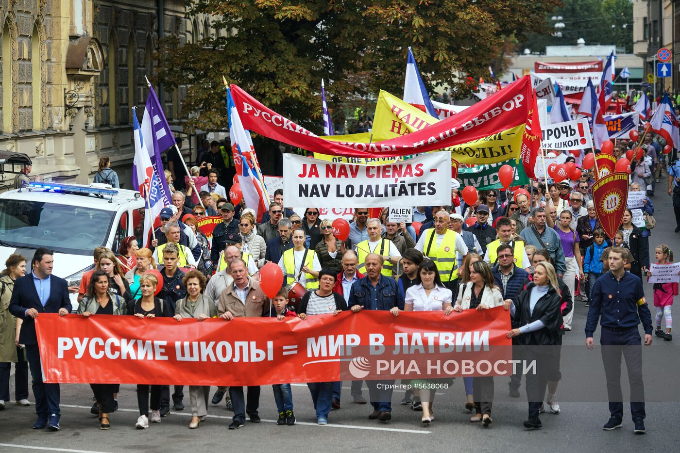 Марш в защиту русских школ в Латвии