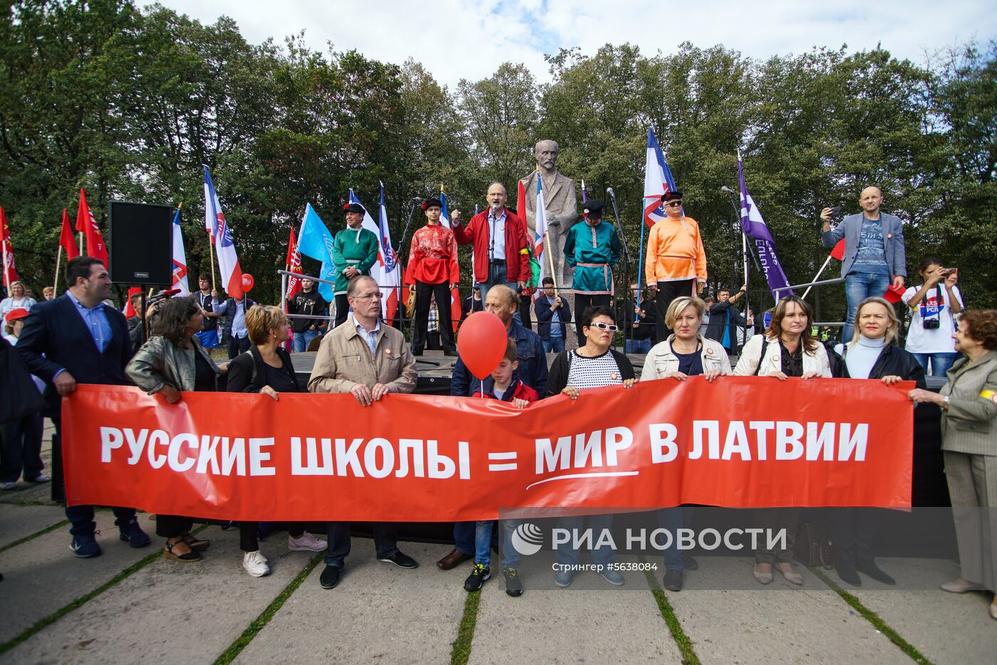 Марш в защиту русских школ в Латвии