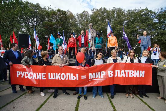 Марш в защиту русских школ в Латвии
