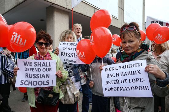 Марш в защиту русских школ в Латвии