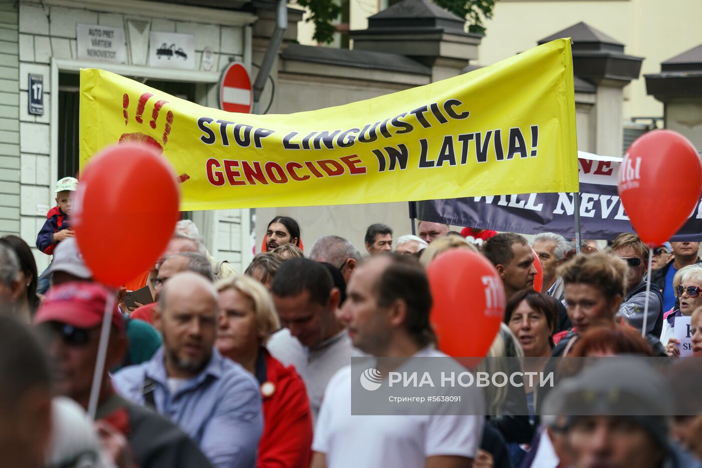 Марш в защиту русских школ в Латвии