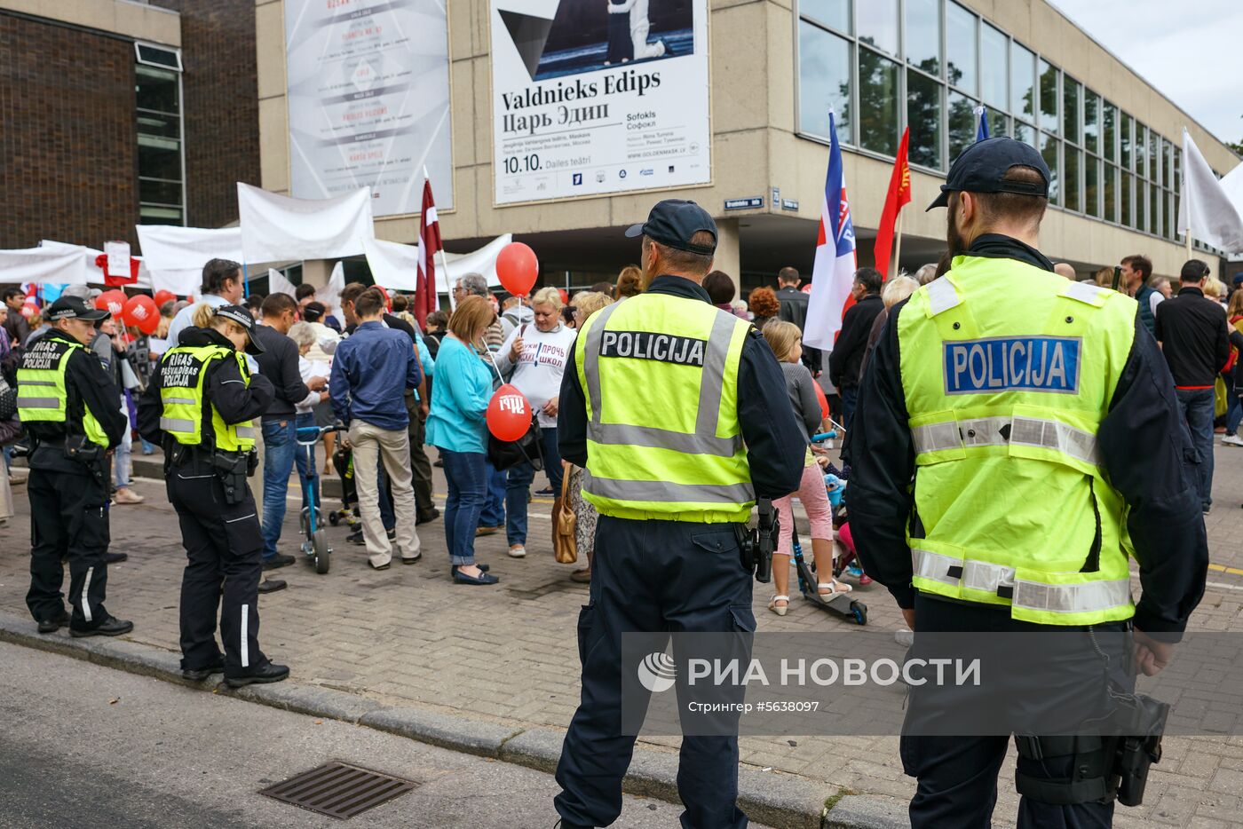 Марш в защиту русских школ в Латвии